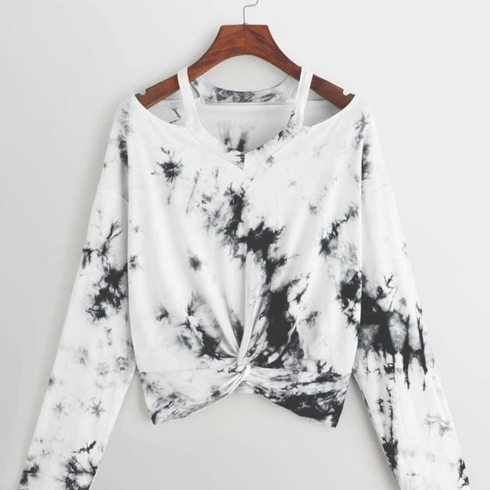 Size 6. Tie Due twist front long sleeve t